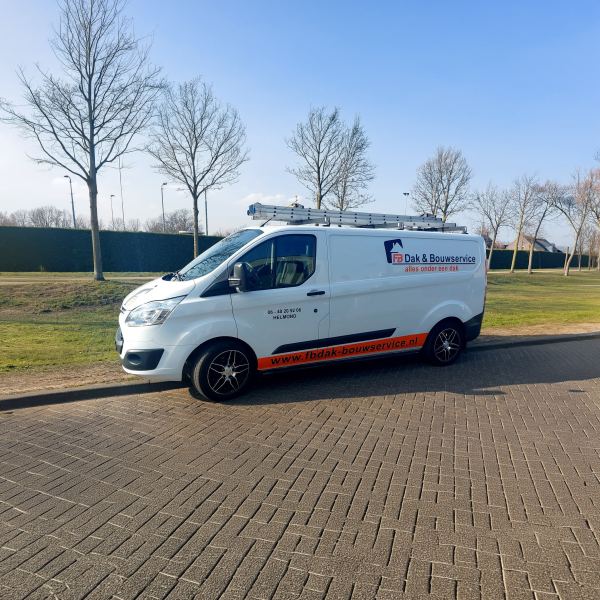 Bedrijfsbus van FB Dak- en Bouwservice