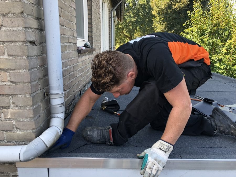 Dakdekker van FB brandt dakbedekking af bij een regenpijp