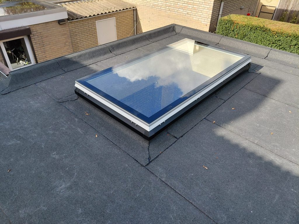 Lichtstraat op een plat dak met bitumineuze dakbedekking